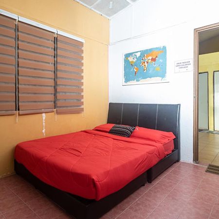 Aiza Homestay Opposite Abang Strawberry Taman Sedia Tanah Rata Zewnętrze zdjęcie