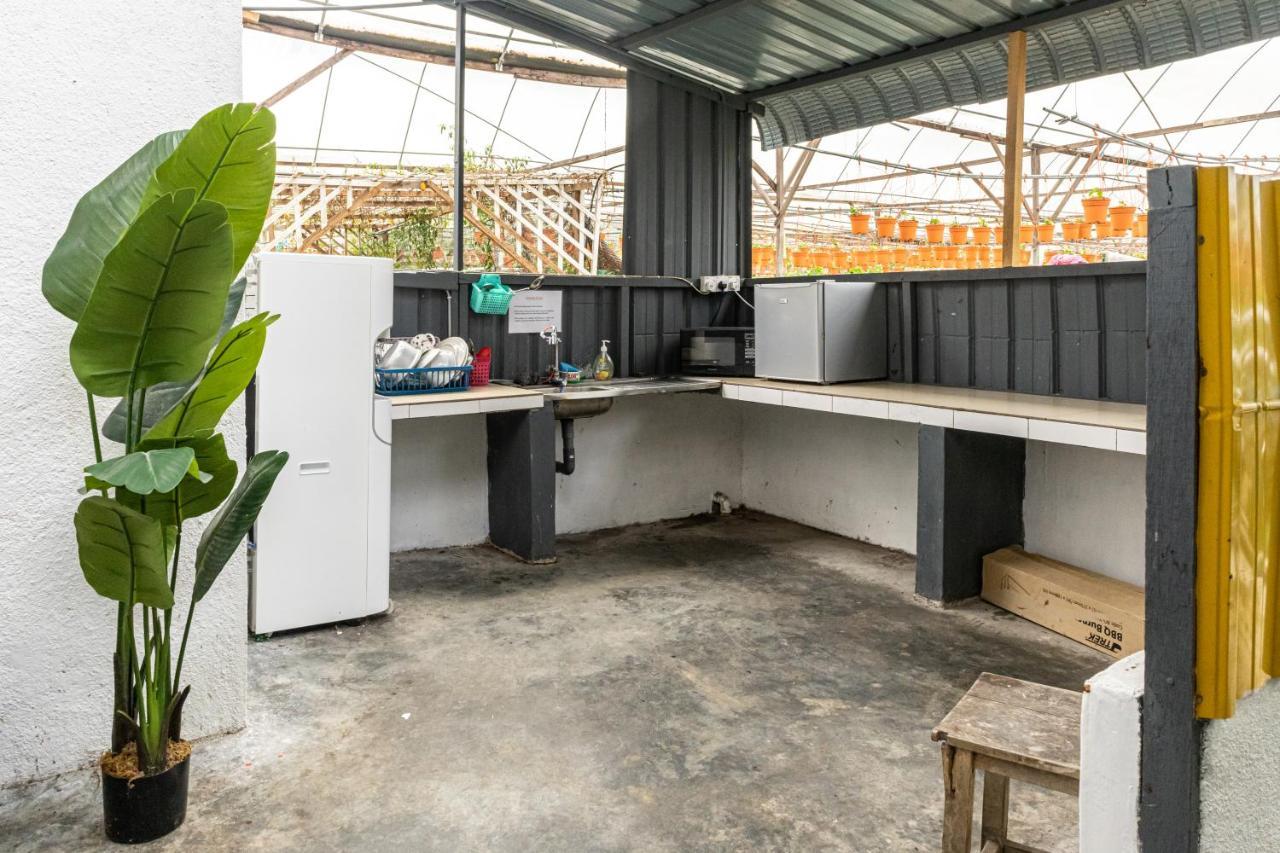 Aiza Homestay Opposite Abang Strawberry Taman Sedia Tanah Rata Zewnętrze zdjęcie